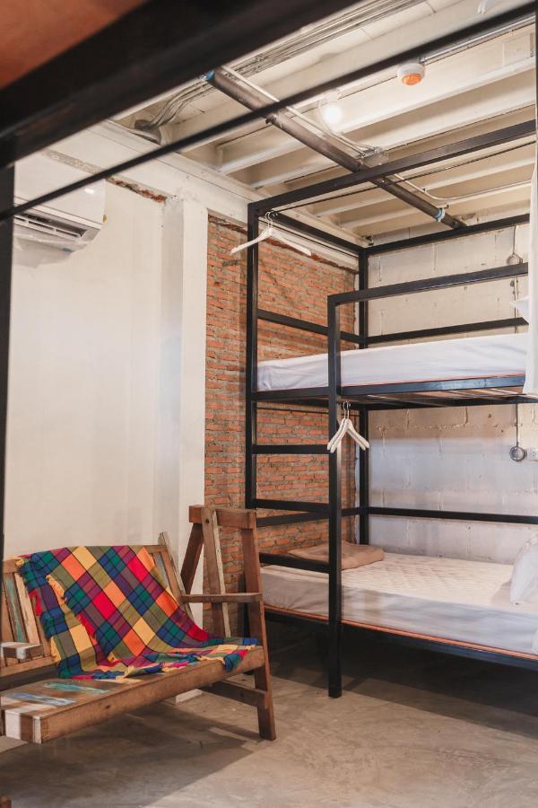 Nivas Siam Hostel Бангкок Экстерьер фото